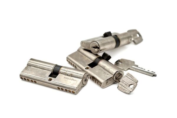 Comment remplacer efficacement un barillet de porte ?